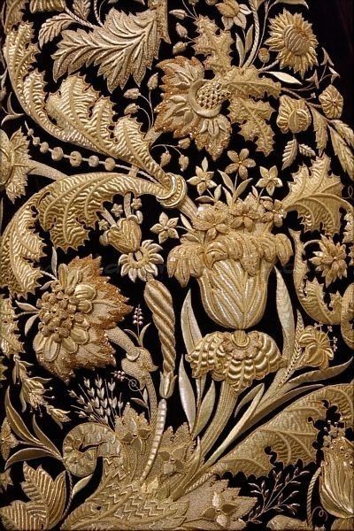 Caftan Gallery, Fall Business Casual Outfits, Goldwork Embroidery, Gold Work Embroidery, Zardozi Embroidery, Tambour Embroidery, Embroidery Beading, Stylish Fall Outfits, Couture Embroidery