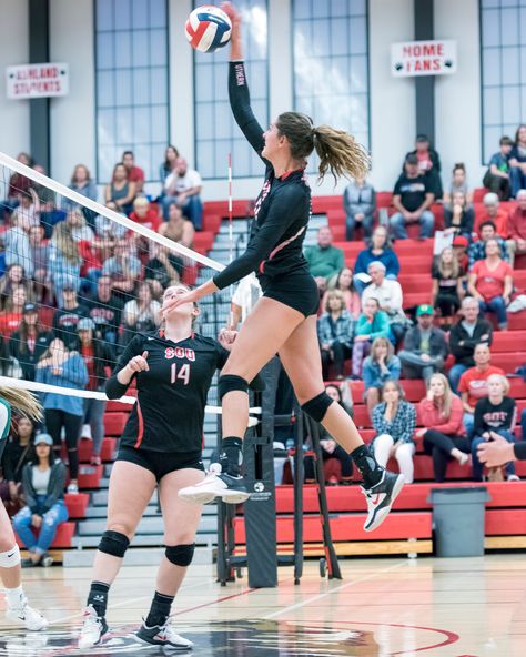 How To Spike in Volleyball: Make the middle of the opposing team's court the place where you practice putting hundreds of roll shots and off speed shots in practice. (Al Case) Volleyball Techniques, Volleyball Hitter, Spike Volleyball, Volleyball Team Pictures, Volleyball Positions, Volleyball Aesthetic, Youth Volleyball, Sports Photoshoot, Volleyball Senior Pictures