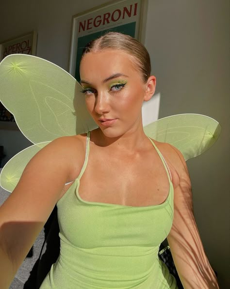 Tinkerbell Makeup Look, Tinkerbell Costume Makeup, Tinkerbell Makeup Halloween, Tinkerbell Diy Costume, Tinkerbell Makeup Ideas, Tinkerbell Hairstyle, Tinkerbell Fancy Dress, Rapunzel Makeup, Tinkerbell Hair