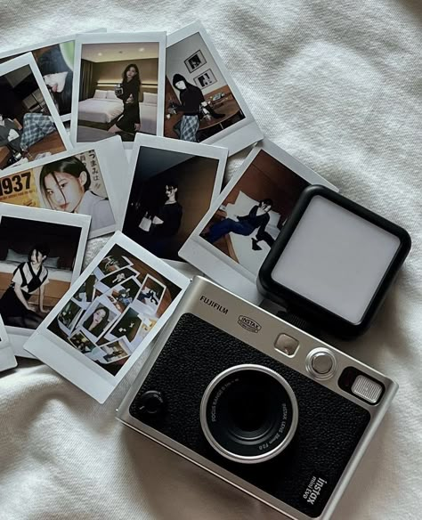 Instax Mini Evo, Fotocamere Vintage, Aesthetic Camera, Camera Polaroid, Film Camera Photography, Cute Camera, Camera Aesthetic, Fujifilm Camera, 사진 촬영 포즈