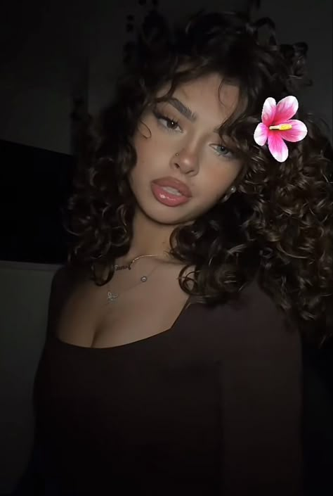 @u7ena Latino Curly Hair, Pretty Latina Girl With Curly Hair, Brazilian Girl Style, Curly Latina Hair, Curly Hair Women Aesthetic, Hispanic Woman Aesthetic, White Girls With Curly Hair, Pretty Curly Haired Girl, Curly Hair Face Claims