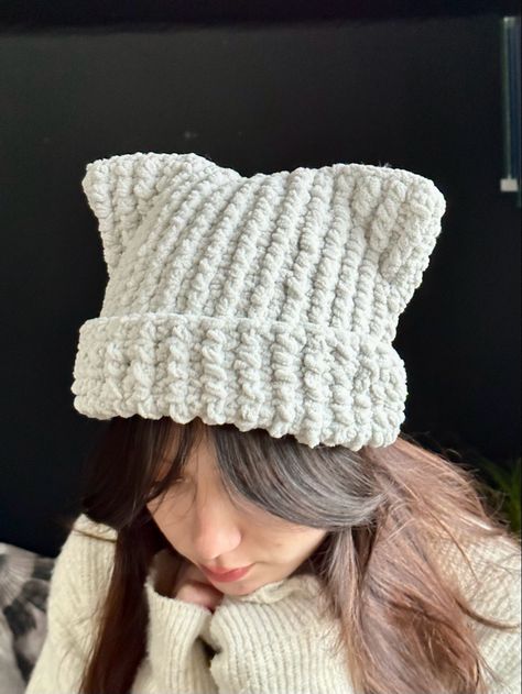 Chunky Yarn Projects Knit, Crochet Hat For Winter, Beeny Hats, Crochet Projects White Yarn, Cat Accessories For Women, Knit Hat Aesthetic, Crochet Beanie Thick Yarn, Winter Hats Aesthetic, Knitting Patterns Small Projects