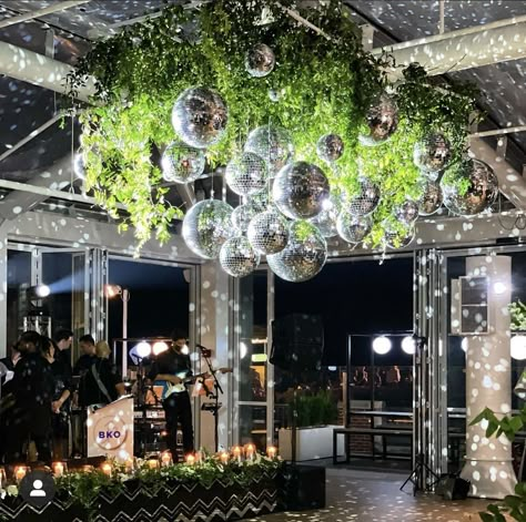 Disco Ball And Greenery Ceiling, Wedding With Disco Balls, Disco Ball And Greenery, Disco Ball Ideas, Electric Disco Wedding, Gala Table Decor, Jungle Disco Wedding, Gala Event Decor, Disco Balls Wedding