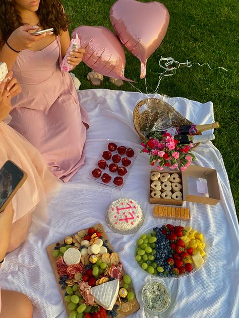 #aesthetic #picnic #picnicaesthetic #fieldpicnic #pinkpicnic #birthday #birthdaypicnic #17birthday Bday Aesthetic Ideas, Picnic Date Birthday, Cute Birthday Picnic Ideas, Cute Birthday Picnic, Simple Picnic Birthday Ideas, Peach Picnic, Bday Picnic Aesthetic, Cute Picnic Birthday, Birthday Picnic Party