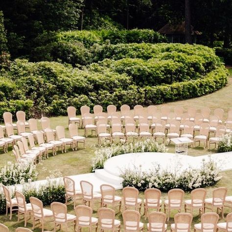 Wedding Ceremony Furniture, Semi Circle Wedding Ceremony Seating, Creative Ceremony Seating, Stadium Seating Wedding Ceremony, Wedding Ceremony Sitting Arrangement, Non Traditional Wedding Ceremony Seating, Flowers On Piano Wedding, Circle Seating Wedding Ceremony, Round Ceremony Seating