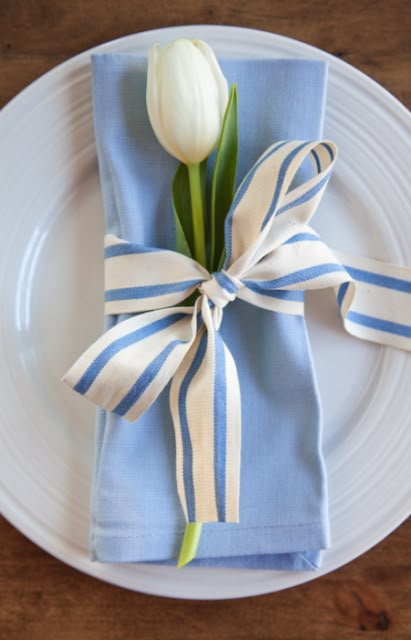 Beautifully Simple Easter Tablescapes Diy – Velikonoce, Easter Place Settings, Tafel Decor, Easter Table Settings, Easter Tablescapes, בר מצווה, Table Scapes, Napkin Folding, Easter Table Decorations