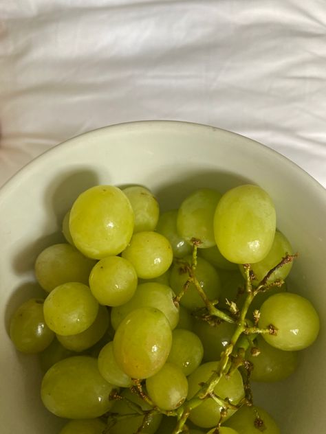 Healthy Food Green Aesthetic, Bowl Of Grapes Aesthetic, Uva Verde Aesthetic, Green Grapes Aesthetic, Uva Aesthetic, Grapes Aesthetic, Healthy Brunch, Green Grapes, Health Motivation