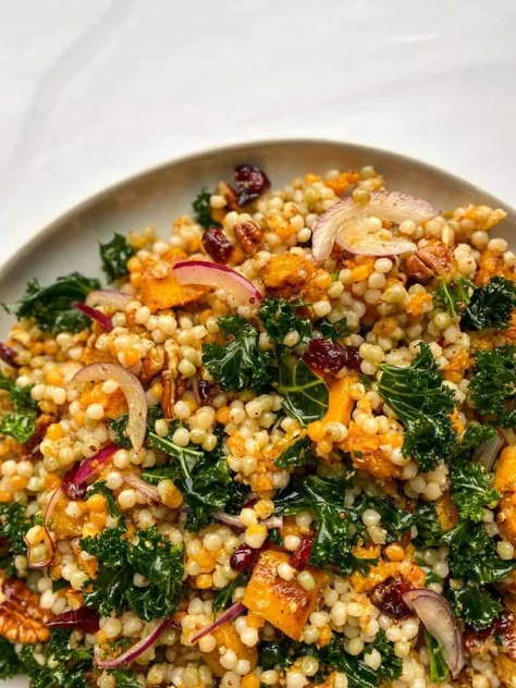 This Autumn pearl couscous salad is a great side dish for this time of year. It is full of fall flavors like squash, cranberries, and pecans. Weird Thanksgiving, Pearl Couscous Salad, Autumn Side Dishes, Pearl Couscous, Salads To Go, Salad Meal Prep, Couscous Recipes, Autumn Salad, Couscous Salad