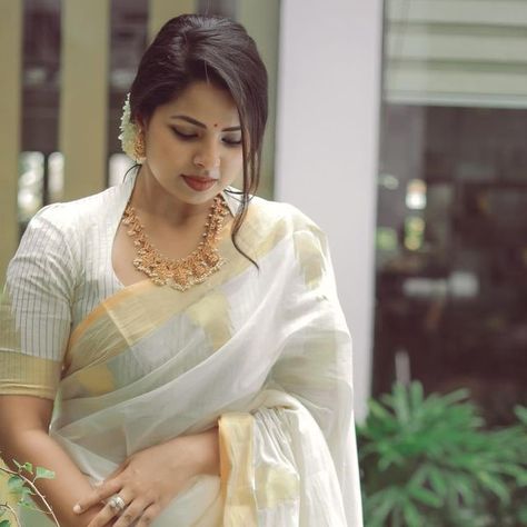 Blouse Models For Kerala Saree, Onam Saree Blouse Ideas 2024, Onam Saree Blouse Ideas Latest 2024, Blouse Designs For Onam Saree, Collared Blouses For Sarees, Kerala Blouse Designs, Formal Blouse Designs For Saree, Hi Neck Blouse Designs, Stand Collar Blouse Indian