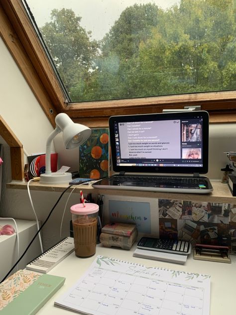 Study Corner Aesthetic, Study Set Up, Aesthetic Pink Study, Study With A View, Pink Study, Study At Home, Romanticising School, Study Place, Study Vibes