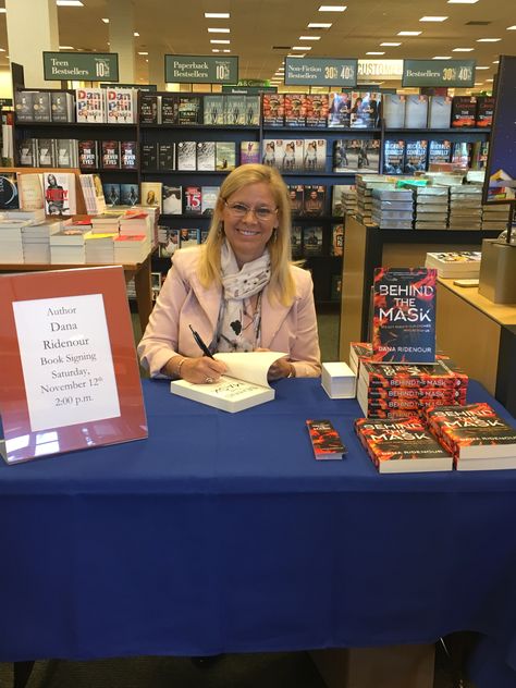 Barnes & Noble book signing event in Louisville, Kentucky. Book Signing Table Ideas, Short Story Tips, Book Signing Table, Rock Your School Day, Book Launch Party Ideas, Writing Toolkit, Author Signing, Book Signing Party, Signing Ideas