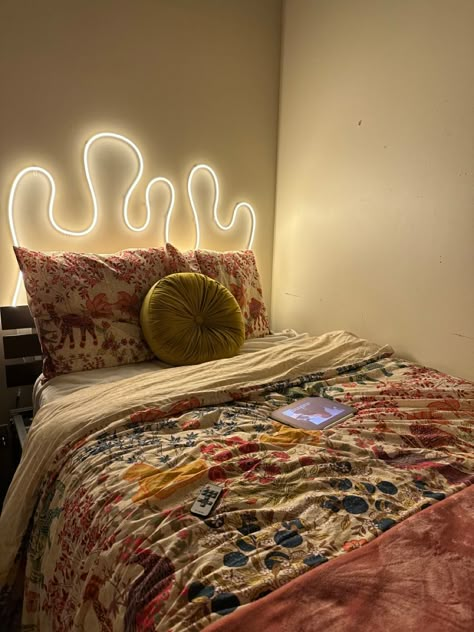 led headboard diy Apartment Headboard Ideas, Led Light Headboard, Above Bed Lighting Ideas, Light Up Headboard, Headboard Alternative Ideas, No Headboard Ideas, Lights Headboard, Funky Interior Design, Cozy Castle