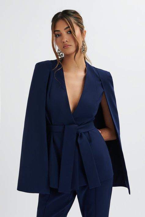 #FashionUSA #CoupleStyle #FashionGoals #USAStyle #CoupleFashion #FashionInspiration #USAOutfits #CoupleGoals #FashionTrends #USAFashion Navy Blue Pantsuit Women, Pant Suits For Women Wedding Guest, Graduation Ootd, Cape Blazer Outfit, Suit With Cape, Blazer Skirt Outfit, Capes Fashion, Outfit Graduacion, Cape Suit