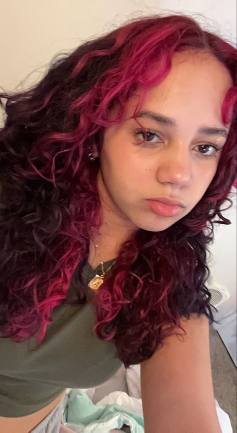 Curly Hair With Streaks Of Color, Chunky Pink Highlights Curly Hair, Pink Skunk Hair Curly, Fun Hair Color Ideas For Curly Hair, Red Skunk Hair Curly, Pink Hair Streaks Curly, Skunk Hair Dye Curly Hair, Curly Chunky Highlights, Pink And Black Curly Hair