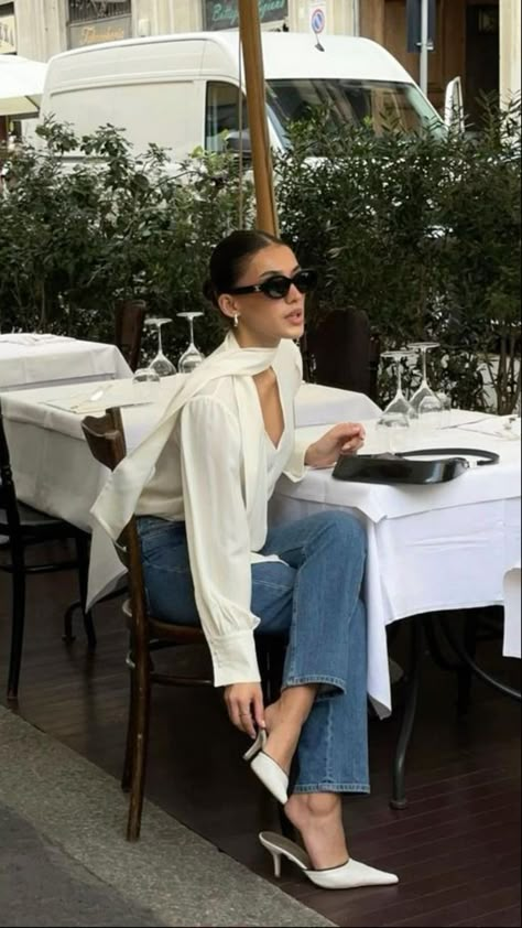 Casual Elegant Style Women Classy, Casual Elegance Aesthetic, Outfit Ideas Elegant Chic, Minimalist Romantic Style, Elegant Outfit Casual Classy, Elegant Poses For Women, Elegant Woman Aesthetic, Classy Minimalist Outfits, Elegant Spring Outfits