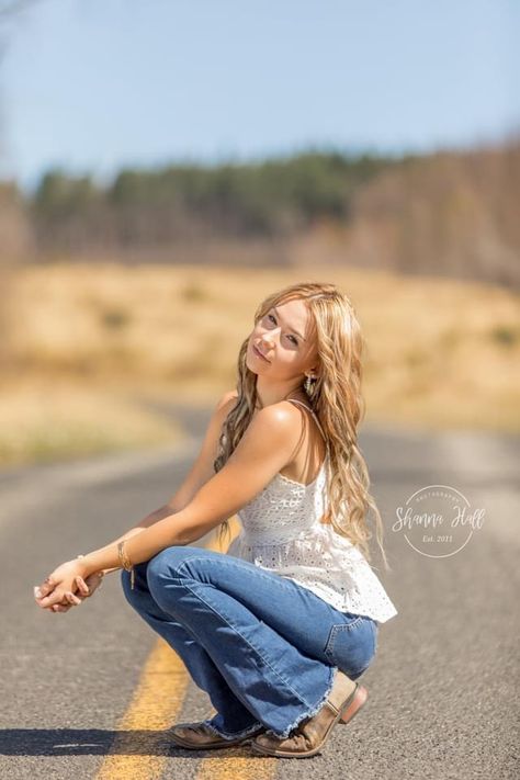 Country Aesthetic Senior Photos, Bell Bottom Senior Pictures, Boho Senior Pictures Outfits Country, Western Outfit Senior Pictures, Cute Road Pictures, Outfits Ideas For Senior Pictures, Senior Pictures In The Country, Senior Photo Outfits Western, Western Outfits Women Pictures