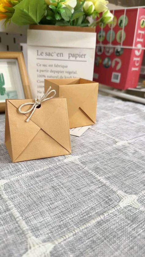 Instagram-video fra Paper Craft Ideas • 2. april 2024 kl. 01:17 Easy Diy Paper Crafts, Pretty Gift Wrapping Ideas, Diy Paper Bag, Wrapping Techniques, Creative Gift Wraps, Gift Bags Diy, Gift Wrapping Techniques, Paper Craft Videos, Folding Origami