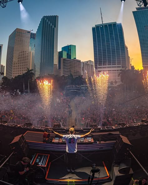 Ultra Music Festival is officially one month away 🔥🙌 Can't wait to reunite at Bayfront Park March 24-26 ❤️‍🔥 📸: ultra ( #📷 @edm ) #edm #music #dj #housemusic #rave #dance #electronicmusic #techno #dubstep #producer #house #edmlifestyle #hiphop #party #edmfamily #trap #edmmusic #festival #trance #dancemusic #djlife #tomorrowland #deephouse #love #edmlife #edc #newmusic #plur #bass #djs Festival Moodboard, Year Mood Board, Dj Festival, Techno Festival, Wireless Festival, Techno Dance, Concert Vibes, Rave Dance, Hiphop Party