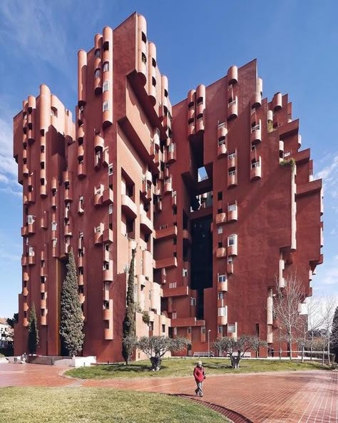 23 Amazing Places in Barcelona's Best Architecture City Guide | ArchDaily Architect Jobs, Architecture Cool, Barcelona Architecture, Ricardo Bofill, Visit Barcelona, Santiago Calatrava, Antoni Gaudi, Barcelona City, Structure Architecture