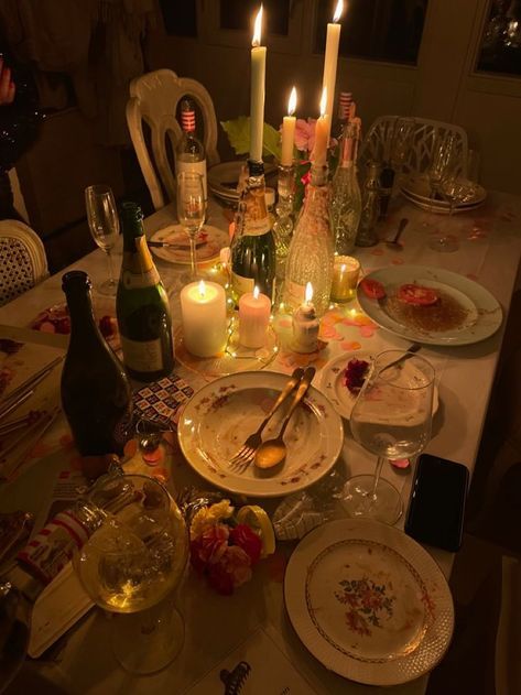 Dinner Party Candlelight, Candle Lit Dinner Party Aesthetic, Candlelit Dinner Aesthetic, Cosy Dinner Party, Candle Lit Birthday Dinner, Candlelight Dinner Aesthetic, Candle Dinner Aesthetic, Candlelight Dinner Party, Candle Lit Dinner Aesthetic