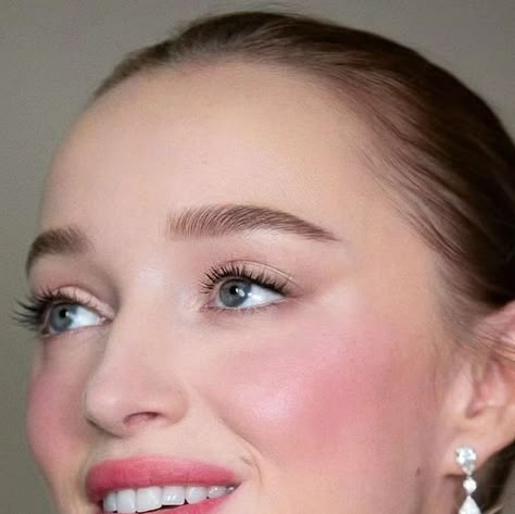 Paulina D. on Instagram: "She's soooo beautiful and elegant 💄🤍 . . . PHOEBE DYNEVOR for the Met Gala 2024 📷: Livia Thompson  #phoebedynevor #daphnebridgerton #Bridgerton #fairplay #MetGala #MetGala2024 #victoriabeckham #fashion #hautecouture" Phoebe Dynevor Met Gala, Phoebe Dynevor Makeup, Soft Bridal Makeup, Bridgerton Cast, Ballerina Makeup, Makeup Looks Inspiration, Pure Makeup, Red Carpet Makeup, Wedding Makeup And Hair