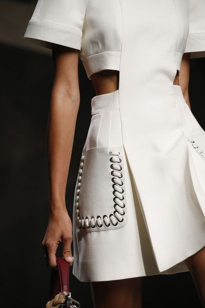 Fashion Design Inspiration, Detail Couture, 2016 Fashion, Mode Inspiration, White Fashion, Fashion Details, Moda Fashion, Louis Vuitton Handbags, Couture Fashion