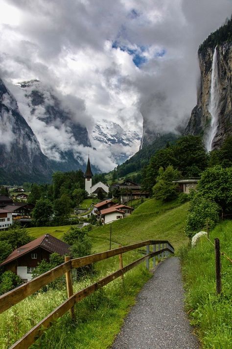 Lauterbrunnen Arte Peculiar, Adventure Aesthetic, Pretty Landscapes, Mountain Village, Places In The World, Travel Places, Online Group, Alam Yang Indah, Beautiful Places To Travel