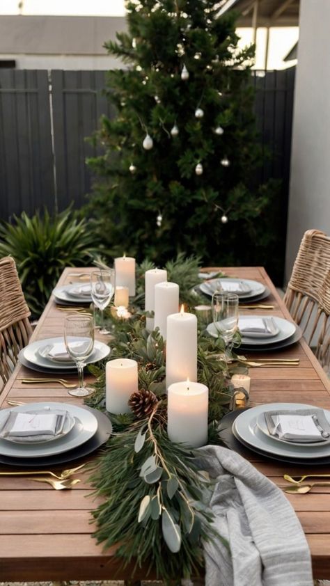 Outdoor Christmas Dinner Party Decor, Summer Christmas Lunch Table Settings, Christmas Outdoor Table Settings, Boho Christmas Dining Table, Christmas Table Setting For Large Group, Aussie Christmas Table Setting, Large Christmas Table Settings, Holiday Brunch Table Setting, Christmas Bbq Decorations