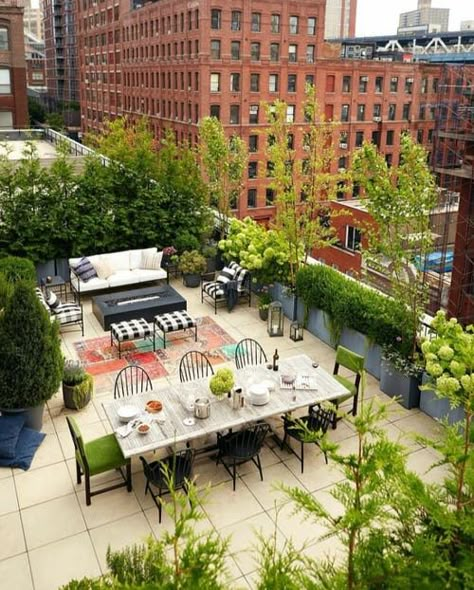 If you are looking for eco-friendly options to revamp your terrace, check out some of the Nicest Rooftop Garden Ideas displayed below! Nyc Terrace, Penthouse Garden, Roof Top Patio, Rooftop Decor, Rooftop Ideas, Roof Top Garden, Rooftop Patio Design, Rooftop Dining, Roof Terraces