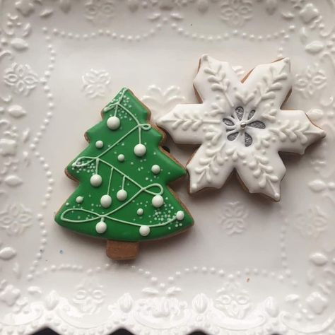 Royal Icing Tree Cookies, Decorated Cookies Christmas Tree, Sugar Cookies Christmas Tree, Decorated Tree Cookies, Christmas Tree Icing Cookies, Christmas Tree Cookie Ideas, Royal Icing Christmas Tree Cookies, Christmas Tree Decorated Cookies, Christmas Tree Royal Icing Cookies