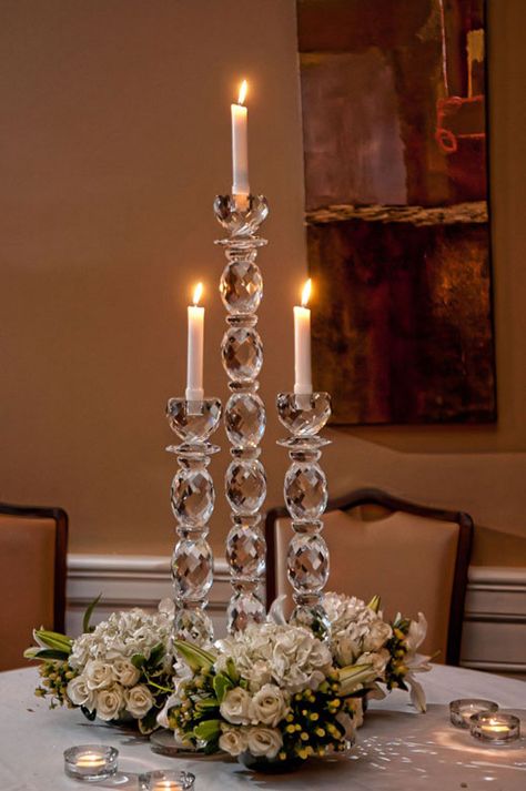 table centerpiece Nice Homes, Romantic Candles, Candle Glow, Crystal Candlesticks, Flower Centerpieces Wedding, Candle Centerpieces, Table Arrangements, Beautiful Candles, Candle Lanterns