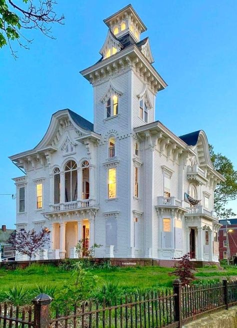 Second Empire House, Victorian Home Ideas, Empire Architecture, Victorian Exterior, Victorian Style Homes, Providence Rhode Island, Vernacular Architecture, Victorian Architecture, Empire Style