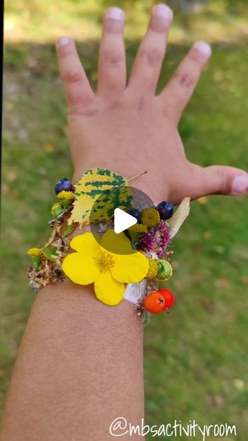 315K views · 14K likes | Best Kids Activities on Instagram: "#Repost @mbsactivityroom ⠀ ——⠀ Nature Bracelets for kids 🌸 ⠀ ⠀ #naturecrafts #clasohlson #luonto #craftsforkids #summer #summervibes #activitiesforkids #ideasformums #funforkids #family #craftideas #kidscrafts #sendeyapsana" Amplify Kindergarten, Nature Activities Preschool, Flower Bracelet Diy, Flower Activities For Kids, Flower Crafts Kids, Bracelets For Kids, Outdoor Summer Activities, Environmental Print, Toddler Art Projects