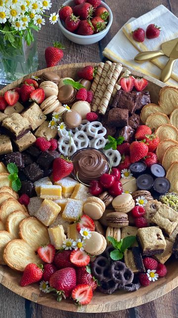 Treat Platter Ideas, Biscuit Platter Ideas, Baked Goods Platter, Brownie Board Platter, Plater Ideas Dinner, Sweet Grazing Board, Dessert Platter Wedding, Dessert Snacks For Party, Desert Boards For Parties