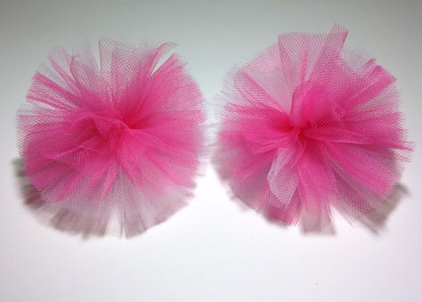 5 minute fluffy tulle pigtail bows! Dog Bows Diy, Tule Bows, Girly Crafts, Hair Bow Instructions, Tulle Hair Bows, Hair Accessories Tutorial, Tulle Headband, Diy Tulle, Tulle Poms