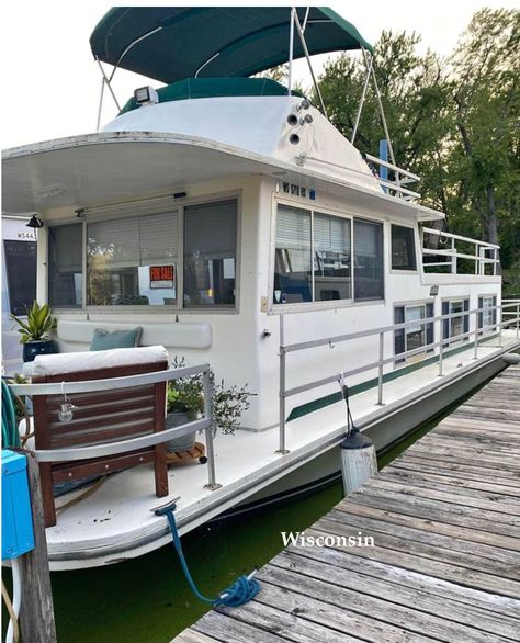 1975 Gibson 42 Ft Houseboat For Sale By Owner in Wisconsin Under $18K - Includes 2024 Slip! Small Houseboats For Sale, Small Yacht Interior, Gibson Houseboat, Pontoon Houseboats For Sale, Liveaboard Boats For Sale, Houseboat Remodel, Houseboat Interiors, Houseboat Decor, Houseboats For Sale