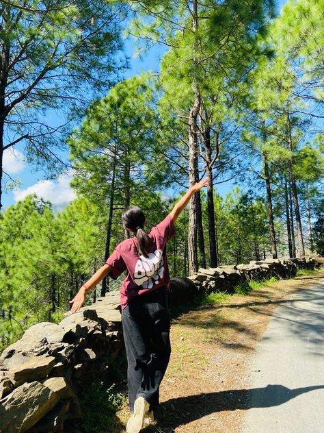 Hillside Photoshoot, Ooty Trip Outfit Women, Kodaikanal Photography Ideas, Pose In Mountain, Poses With Nature, Mountain Poses Photo Ideas, Cute Hiking Outfits, Hiking Date, Mountain Photo Ideas