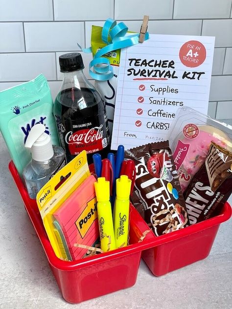 Looking for awesome and easy beginning of the year teacher gifts for the first day of school? Learn how to make a teacher survival kit and get ideas for what to include in it! Plus, get this super cute free printable teacher survival kit gift tag to use on your gift! A great way to let your teachers know that you appreciate them right from the beginning! Teacher Survival Kit Gift, Teacher Survival Kit, Teacher Morale, Easy Teacher Gifts, Survival Kit Gifts, Teachers Appreciation Week Gifts, Appreciation Gifts Diy, Staff Appreciation Gifts, Teacher Gift Baskets