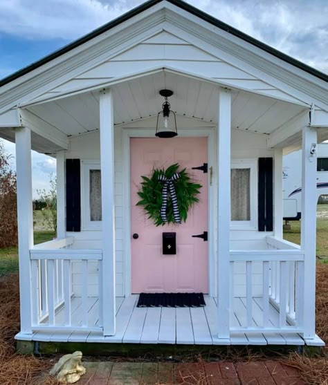 She Shed Boutique, She Shed Colors, Beauty Shed Salon Ideas, Pink She Shed, Lash Shed, Wendy House Ideas, Nail Shed, Playhouse Remodel, She Shed Interior Ideas