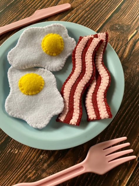 Felt Bacon, Play Food Diy, Felt Toys Diy, Felt Food Patterns, Felt Food Diy, Bacon And Eggs, Felt Play Food, Pretend Food, Felt Crafts Diy