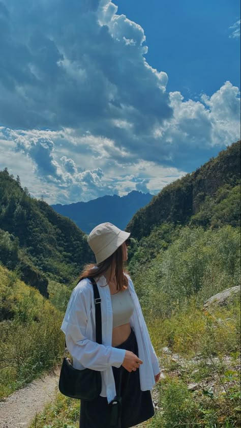 Outfit Ideas For Nature Trip, Pic Ideas In Nature, Traveling Photo Poses, Mountain Photoshoot Outfit Ideas, Pose With Mountain, Mountains Outfit Ideas, Pics Ideas In Mountain, Nature Poses Instagram, Photo Ideas For Mountains