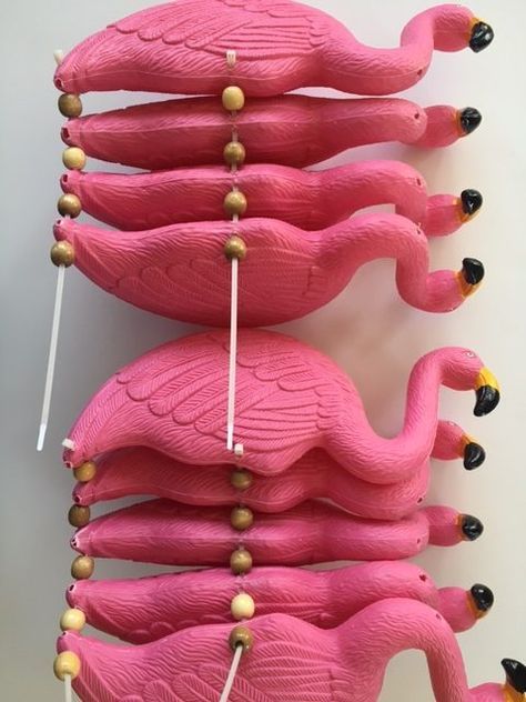 Flamingo Chandelier Diy, Flamingo Garden Ideas, Flamingo Crafts Diy, Pink Yard Decor, Plastic Flamingo Ideas, Flamingo Backyard Decor, Flamingo Patio Decor, Dollar Tree Flamingo Crafts, Flamingo Crafts For Adults