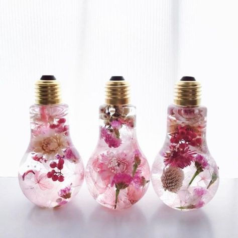 56 Bright Ideas to Recycle Old Light Blubs #DIY Ideas source: https://matchness.com/2018/10/15/56-bright-ideas-to-recycle-old-light-blubs/ Diy Light Bulb Crafts, Diy Light Bulb, Bulb Art, Light Bulb Art, Light Bulb Crafts, Flower Bottle, Hanging Vases, Old Lights, Diy Chandelier