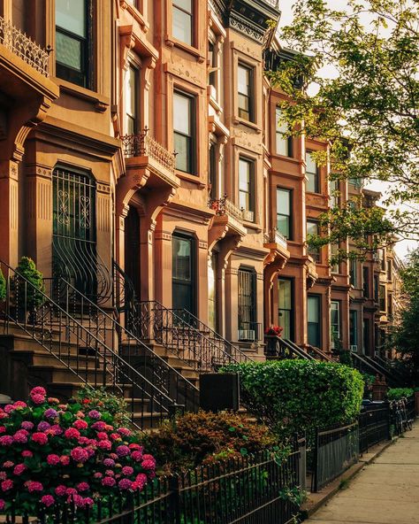 jon bilous | nyc photographer on Instagram: “bed-stuy brownstones” Cobble Hill Brooklyn, Nyc Brownstone, Brownstone Homes, New York Brownstone, Townhouse Exterior, New York City Vacation, Brooklyn Brownstone, Bed Stuy, New York Aesthetic