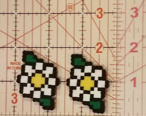 Daisy perler creation flower Perler Bead Flower Earrings, Daisy Perler Bead Pattern, Flower Perler Bead Patterns, Perler Bead Flower, Bead Things, Perler Creations, Beads Patterns, Aqua Beads, Bead Pattern