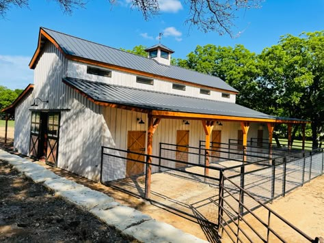 Horse Stall Aesthetic, Horse Stable House, Barndominium With Animals, Cow Stable Ideas, Horse Barndominium Ideas, Cow Corral Ideas, Cute Horse Stables, Horse Barndominiums, Barn Floor Plans Livestock