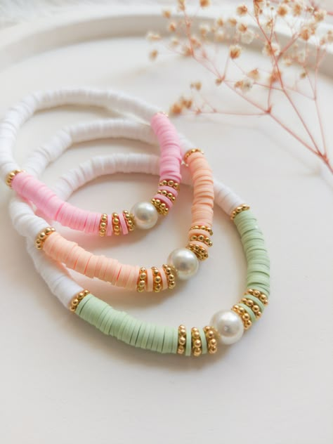 Clay Beads Inspiration, Stretch Beaded Bracelets Diy, Clay Bead Ideas, Make Clay Beads, Heishi Bead Bracelet, Clay Bead Bracelet Ideas, Bracelet Business, Bead Bracelet Ideas, Clay Bead Bracelets