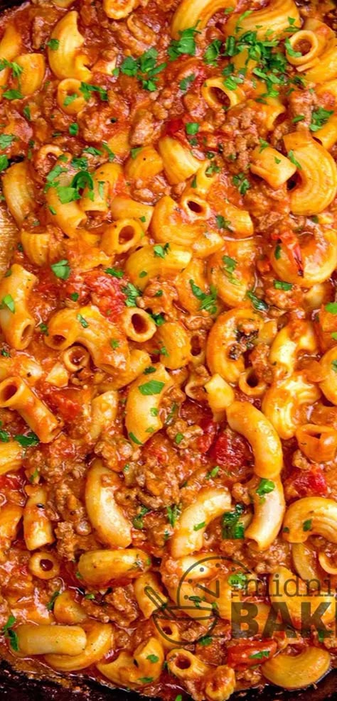 This easy old fashioned goulash is the ultimate in comfort food. Make it for a cold winter night or on a hot summer day! This is perfect dinner for kids and grown up! The ideal American comfort food recipe made with simple ingredients. It's rich, hearty, and packed with ground beef, elbow pasta, and a rich tomato sauce. Best part is that it takes only takes 25 minutes. Ground Beef And Elbow Noodles, Dairy Free Goulash, Old Fashioned Goulash Recipes, Goulash Recipes Easy Ground Beef, Homemade Goulash, Elbow Pasta Recipes, American Comfort Food Recipes, Old Fashioned Goulash, Dinner For Kids