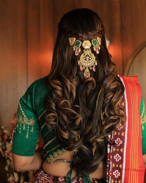 Amazing Wedding Hairstyles For Mother Of The Bride & Groom - ShaadiWish Wedding Hairstyles For Mother, Hairstyles For Engagement, Lehenga Look, Hair Style On Saree, Engagement Hairstyles, Traditional Hairstyle, Bridal Hair Buns, Bridal Hair Inspiration, Wedding Hairstyles Bride