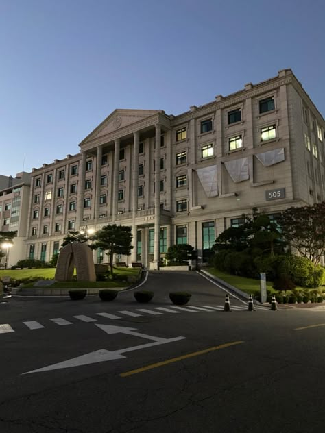 Rooftop Sekolah Korea, School In Korea Aesthetic, School South Korea, Seoul School Aesthetic, Seoul University Campus, Hanyang University Aesthetic, Korean Independent School Of Seoul, College In Korea, Snu Seoul University Aesthetic